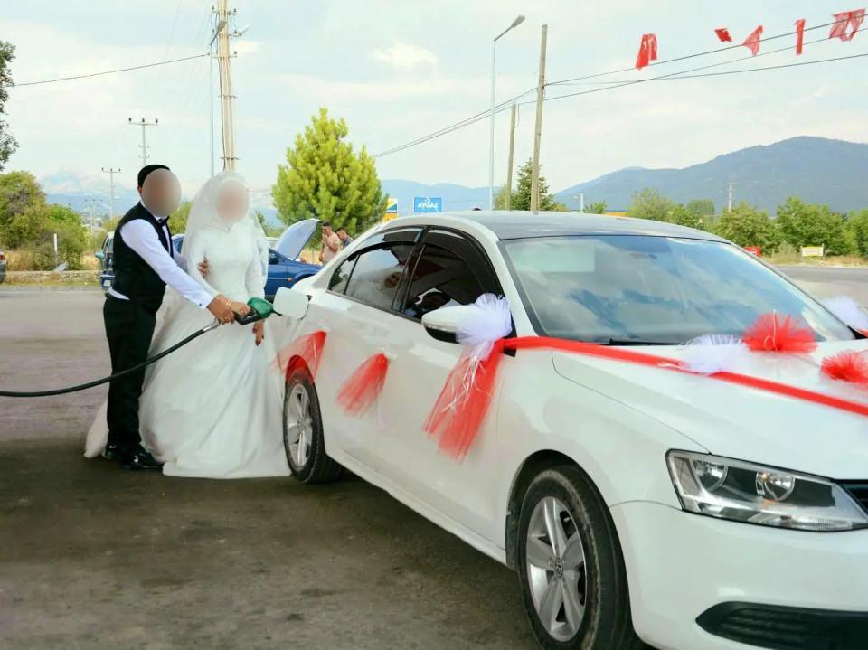 <p>Kırsal Kolak Mahallesi'nde düğünün ardından bir anda korona virüs vaka patlaması yaşandı. Hızlı bir şekilde mahallede önlemleri artıran Çameli Kaymakamlığı, temaslı olabilecek veya şikayetleri oluşan vatandaşların bir an önce filyasyon ekipleriyle irtibata geçmesi için uyarı yaptı. </p>
<p> </p>