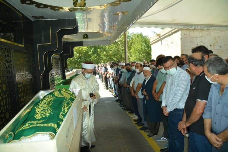 <p>Kaza, dün saat 04.30 sıralarında Konya- Aksaray karayolunun 60'ıncı kilometresinde meydana geldi. Amonyum nitrat yüklü İsmail Yılmaz yönetimindeki 43 AAC 671 plakalı TIR, sürücüsünün kontrolünden çıkıp karşı şeride geçerek Antalya'ya tatile giden ailenin içinde bulunduğu Hacı Hasbi Ocak (20) yönetimindeki 38 AFA 498 plakalı hafif ticari araca çarptı.</p>