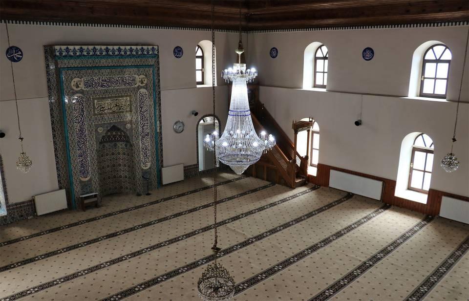<p>Şiddetli yağışın ardından 11 Ağustos'ta Ezine Çayı'nın taşması nedeniyle can kayıplarının yanı sıra iş yerleri, evler ile bazı camiler su ve balçık altında kaldı.</p>
<p> </p>