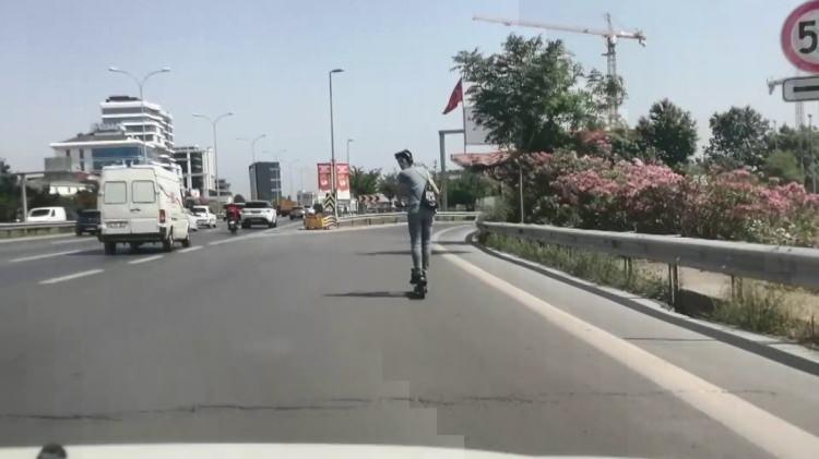 <p>diplomotik temscilcileklere ait binalar ve cezaevlerinin giriş ve çıkış kapılarına 20 metre mesafe içerisinde, saray ve kasırların duvarlarına,</p>
