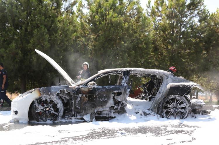 <p>Polis ekipleri yolu trafiğe kapatırken, itfaiye ekipleri yangına köpükle müdahale etti. Benzinli olduğu öğrenilen araç, itfaiyenin yoğun çalışmasına rağmen yanmaya devam etti. Yaklaşık yarım saatte söndürülen yangında otomobilin arka bölümü tamamen yandı. Yaklaşık 1 milyon 500 bin değerindeki lüks otomobil, yapılan incelemenin ardından otoparka çekildi. Sabri Helvacıoğlu ve Tahsin Mecek, otomobilin yanışını hüzünlü gözlerle izledi. Otomobilin çekilmesinin ardından yol araç trafiğine açıldı.</p>
