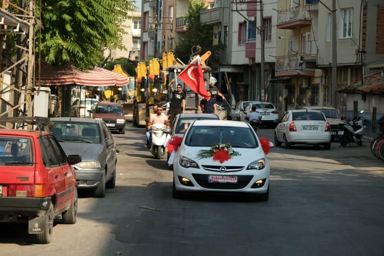 <p>Okan ve Sinem çifti konvoyun ardından evlerinin önünde çifte telli oynadıktan sonra düğünün yapılacağı salona geçti.</p>