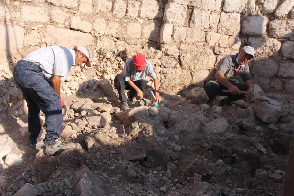 <p><strong>“Soli için çok önemli bir ünlü. Dünyaca ilgi göreceğini düşünüyoruz”</strong><br />
</p>
<p>Aratos’un, döneminin çok ünlü bir ismi olduğunu vurgulayan Prof. Dr. Yağcı, “Aratos, gerçekten onun mezarıysa Soli için çok önemli bir ünlü. Strabon (Yunan tarihçi, coğrafyacı ve filozof), Soli’nin ünlüleri arasında Aratos, Khrysippos (filozof) ve Philemon (güldürü şairi) adından söz ediyor ve bunlar da antik kaynaklarda Solili ünlüler olarak adlandırılıyor. Mezarını, Mela (antik yazar) görmüş, antik yazarlarda adı geçiyor ve özelliklerinden bahsediliyor. Bir de bölge arkeolojisi için çok önemli bir yenilik getirdi. Böyle silindirik, anıtsal bir yapı ve eğer Aratos’un anısına yapıldıysa çok daha önemli tabi ki. Dünyaca ilgi göreceğini düşünüyoruz” diye konuştu.</p>
<p> </p>
<p> </p>