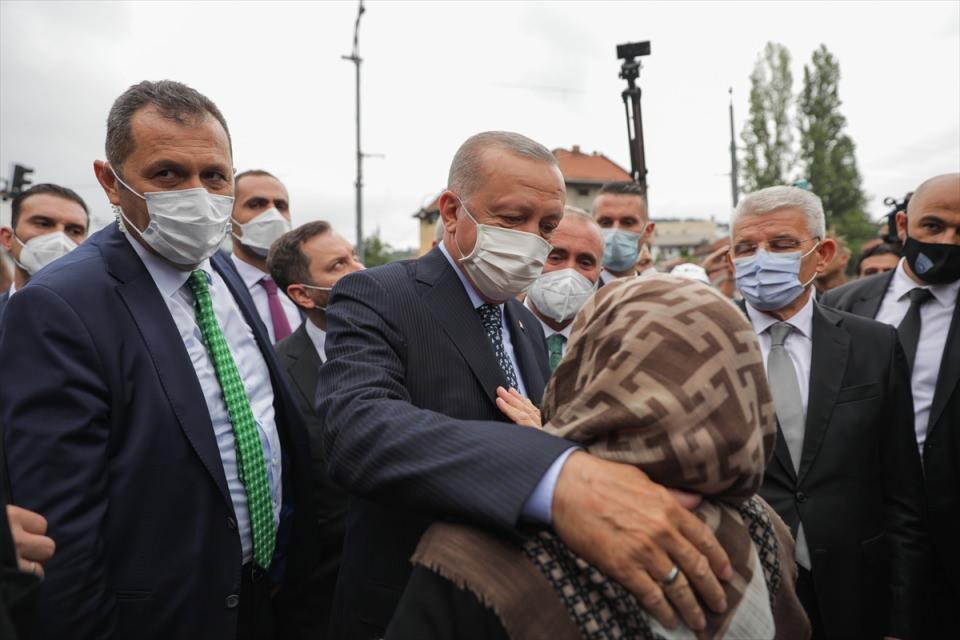 <p>Başkent Saraybosna'ya gelen Erdoğan, resmi ziyaret kapsamında, Vakıflar Genel Müdürlüğünce restore edilen Başçarşı Camisi'nin açılışını yapacak.</p>

<p> </p>
