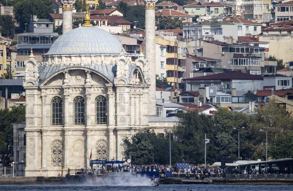<p>Tam bir dakika gibi bir sürede, martılar eşliğinde ve boğazın sularının üzerinde Avrupa'dan Asya'ya geçtim. </p>