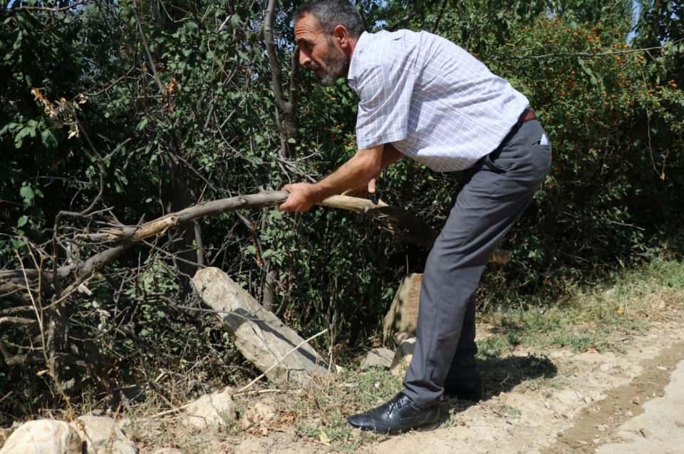<p>Maneviyat olarak değeri biçilmez. Biz şu anda misafiriz. Bizim asıl ev sahibimiz şehitlerimizdir şehitlerimizi korumak zorundayız. Ağaç diktik, her zaman bakımını yapıyoruz. Bir yere gittiğimizde evimizi şehitlerimize emanet ederek gidiyoruz" ifadesini kullandı.</p>

<p> </p>
