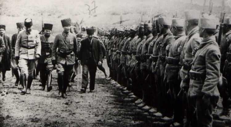 <p>Fotoğrafta Atatürk'ün 1922 yılında askeri kıta tarafından karşılanması görülüyor.</p>
