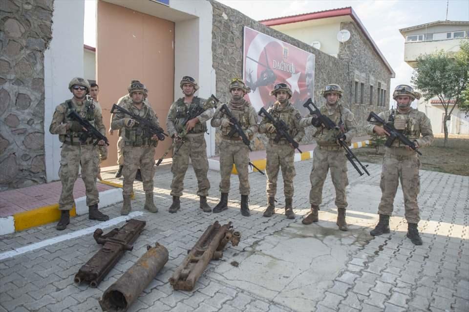 <p> Yaklaşık 500 kilogram ağırlığındaydılar ve o bölgeye ulaşım oldukça zordu. Araç ile ya da başka bir şekilde almamıza imkan yoktu. O yüzden Valimizin talimatları ve askerimizin desteğiyle bölgeye gidip eserleri aldık." diye konuştu.</p>