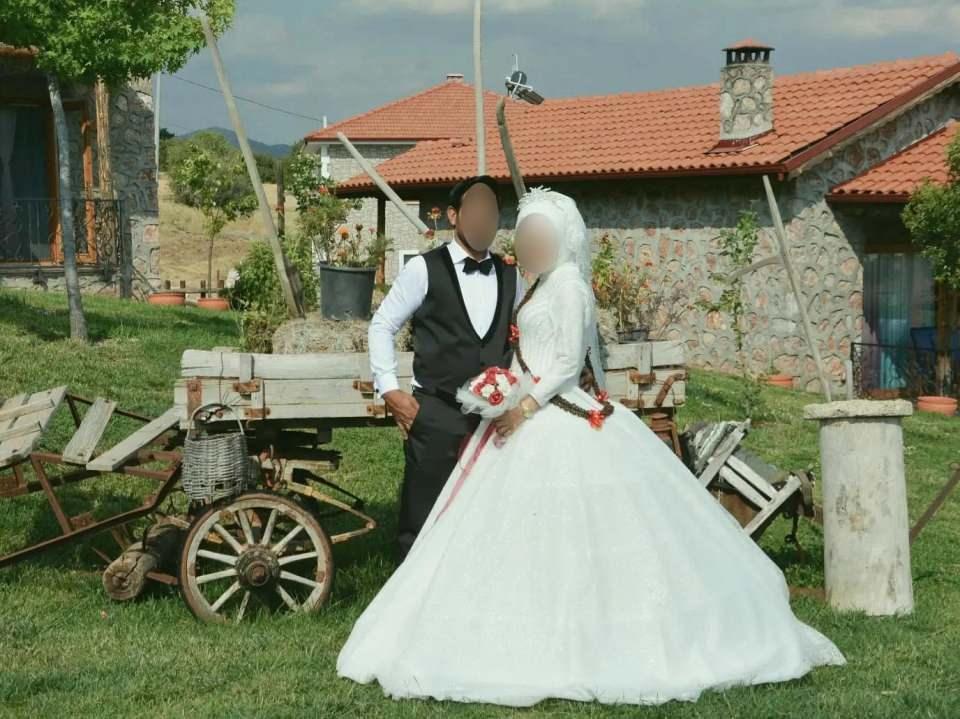 <p>Denizli’nin Çameli ilçesine bağlı Kolak Mahallesi'nde yaşayan Halise N. A. ile Muhammet S. çifti, 22 Ağustos günü mahalledeki okulun bahçesinde düzenlenen düğün ile hayatlarını birleştirdi. Düğünün ertesi günü rahatsızlanan gelin, yakınları tarafından hastaneye götürüldü. Doktorların şüphe üzerine yaptığı korona virüs testi pozitif çıkınca, çiftin düğünü mahalleli için kabusa dönüştü.</p>
<p> </p>