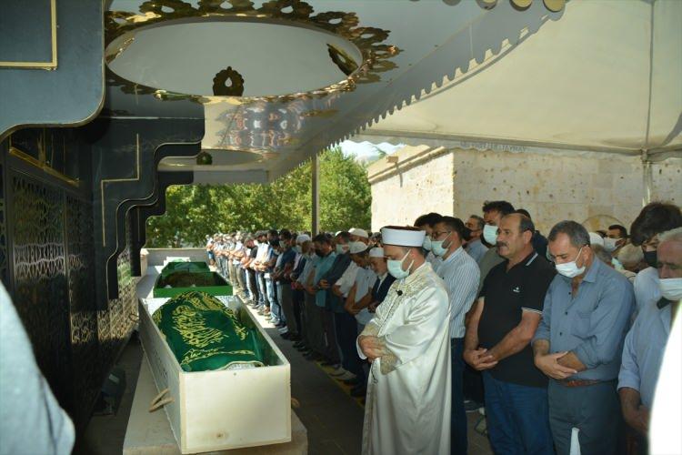 <p>İhbar üzerine bölgeye çok sayıda, itfaiye, sağlık ve jandarma ekipleri sevk edildi. Yaralı 2 kişi ambulanslarla Konya Şehir Hastanesi'ne kaldırıldı. 6 kişinin cansız bedeni de otopsi için aynı hastanenin morguna konuldu.</p>