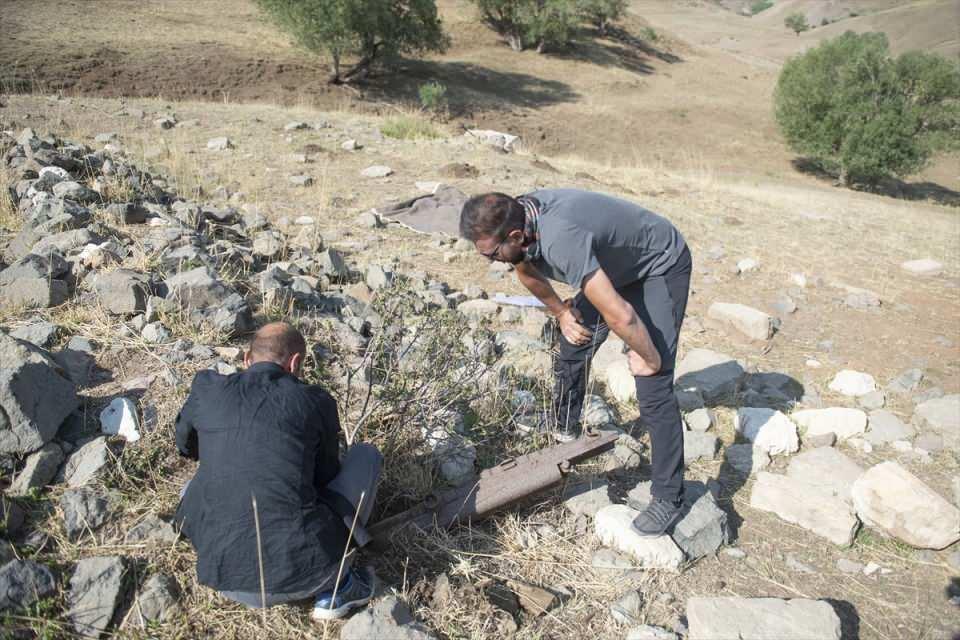 <p>Tunceli Müzesi Müdürü Kenan Öncel, gazetecilere yaptığı açıklamada, kentte müzesinin açılmasından beri sergi, kazı ve yüzey araştırmaları yaptıklarını söyledi.</p>
<p> </p>