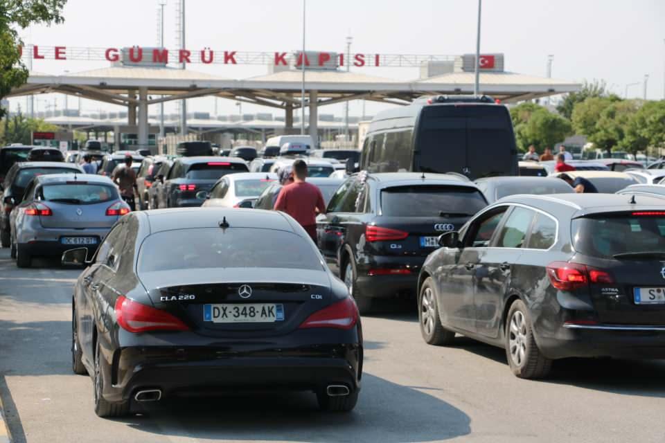 <p>Kapıkule çok kalabalık olduğu için insanlar oturacak ve serin yer bulamıyor. </p>