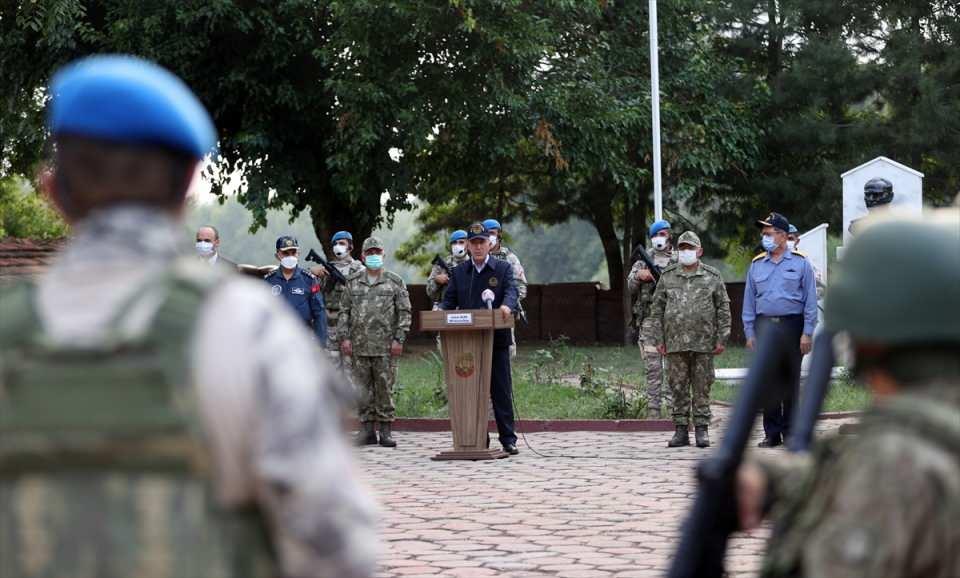 <p>Hudut güvenliğine de değinen Akar, TSK’nın "Hudut namustur" anlayışı içinde kahramanca ve fedakarca görevini yaptığını vurgulayarak, "Mehmetçik, sizler bunları bugüne kadar büyük bir kahramanlıkla, fedakarlıkla yerine getirdiniz. Gerçekten bu millete layık olduğunuzu açık bir şekilde gösterdiniz. Hudutlardaki Mehmetçik, çalışmalarıyla bir taraftan ter döküyor, gerektiğinde de 'ölürsek şehit, kalırsak gazi anlayışıyla' kan dökmeye dahi hazır olduğunu gösteriyor." dedi.</p>

<p> </p>
