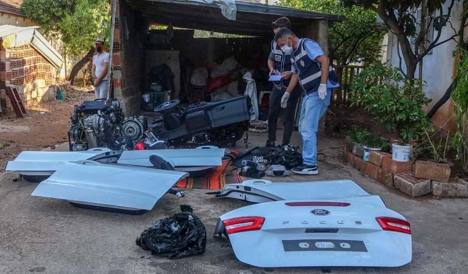 <p>Muğla'da çalınan otomobil, Antalya'da bir evin bahçesinde parçalara ayrılmış halde bulundu. Aracı parçaladıkları öne sürülen 2 kardeş ile otomobili çaldığı tespit edilen 3 şüpheli gözaltına alındı.</p>
<p> </p>