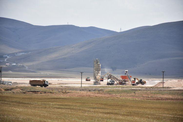 <p>"Gümüşhane-Bayburt Havalimanı'nın altyapı işlerinin çok şükür sonuna doğru yaklaşılmakta. Pistin asfaltlama çalışmaları başlatıldı. Çok yakın zamanda pistin asfaltlanması tamamlanarak altyapı işlerinin çok büyük kısmı tamamlanmış olacak.</p>