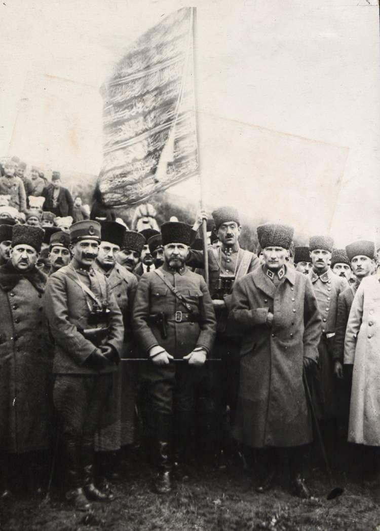 <p>Fotoğrafta Atatürk, 1. Ordu Sancağı'yla görülüyor.</p>
