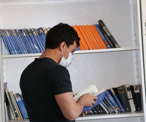 <p>TÜRKÇE'Yİ GERİ GÖNDERME MERKEZİ'NDE ÖĞRENDİ </p>
<p>Yurda yasa dışı yollarla giriş yaptıktan sonra yakalan Muhammed Mesut Rahimi (23) ise 3 aydır kaldığı merkezde her türlü ihtiyacının karşılandığını söyledi. Rahimi, "Ülkemizde şu an savaş var. Savaş nedeniyle Türkiye'ye kaçtım. Şu an geri gönderme merkezindeyiz. Allah razı olsun bize çok iyi bakıyorlar. </p>