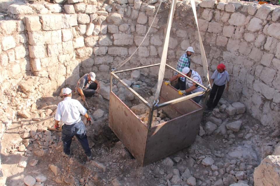 <p><strong>“Mezarın ‘dromos’unu bulduk”</strong><br />
</p>
<p>Şu ana kadar aşama aşama yapının nasıl yıkıldığını tespit ettiklerini belirten Yağcı, antik çağda genellikle tümülüs veya toprak altındaki mezarlarda, mezar odasına girişi sağlayan dar ve uzun geçit anlamına gelen ‘dromos’u bulduklarını söyledi. Yağcı, “Anıt mezar bir ara çöplük olarak kullanılmış, o çöp malzemelerinin ne kadar derine indiğini tespit ettik. Bir de ayrıca ‘dromos’unu bulduk. O da umut verici. Bütün bu çalışmalar sonuçlandığında yapıyı kesin olarak tarihleyeceğiz” ifadelerini kullandı.</p>
<p> </p>
<p> </p>