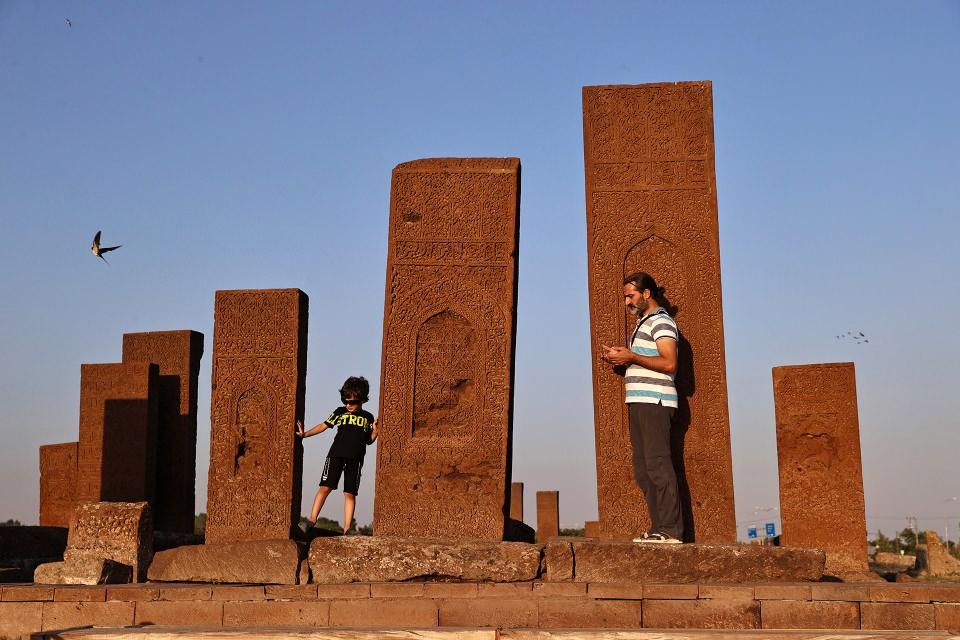 <p>Unesco Dünya Kültür Mirası Geçici Listesi'nde bulunan, dünyanın en büyük Türk-İslam mezarlığı Ahlat Selçuklu Meydan Mezarlığı, Malazgirt Zaferi kutlamalarının yapıldığı 2 günde 30 bin kişi tarafından ziyaret edildi.</p>
<p> </p>