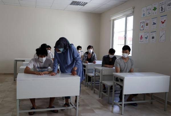 <p>Gelen göçmenlere açılan kurslarda Türkçe öğretilip, el sanatları, kuaförlük gibi meslekleri de öğretilmeye çalışılıyor.</p>