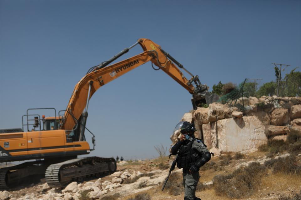 <p>Görgü tanıklarından alınan bilgiye göre, İsrail askerleri Batı Şeria’nın Beytullahim kentine bağlı Velce beldesine buldozer eşliğinde baskın düzenledi.</p>

<p> </p>
