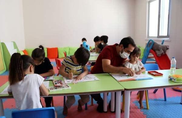 <p>Göçmenlerle birlikte gelen çocuklara ise psiko-sosyal destek veriliyor</p>