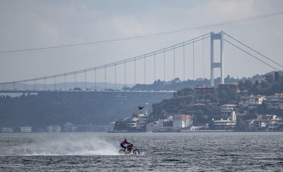 <p>Dünyaca ünlü motokros yarışçısı Robbie Maddison, kendi tasarladığı motosikletiyle İstanbul Boğazı'nı su üzerinde geçerek bir ilke imza attı.</p>
<p> </p>
