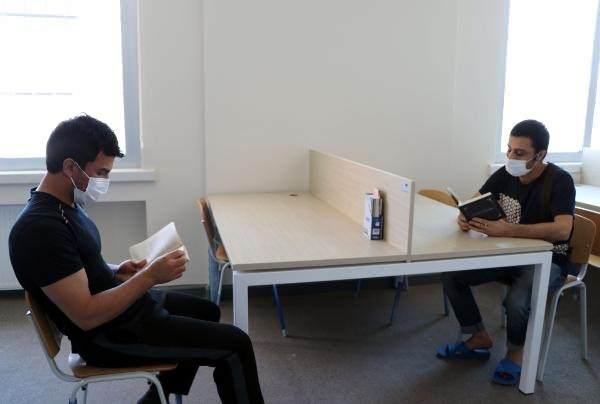 <p>Göçmenlerin bazıları da kendileri için açılan kütüphanede kitap okuma fırsatı buluyor.</p>