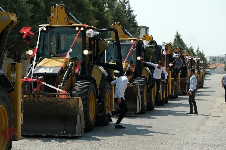 <p>Diğer karşılaştığımız konvoylarda insanlar kendi konvoylarını bırakıp bizi fotoğrafladı” derken, gelin Sinem Uslu ise “Tahmin edebiliyordum ama benim için sürpriz oldu. </p>