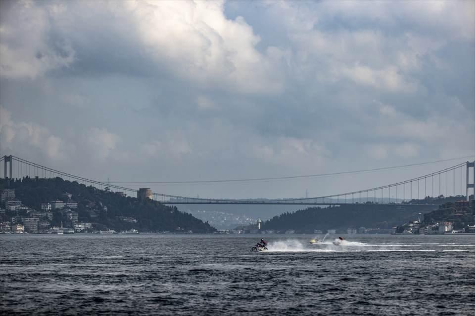 <p>Ortaköy'den motosikletiyle deniz yüzeyine inen Maddison, 70 km hızla yaklaşık 1,5 dakikada Beylerbeyi'ne ulaştı ve su üzerinde Avrupa'dan Asya kıtasına geçerek denemesini başarıyla tamamladı.</p>

<p> </p>
