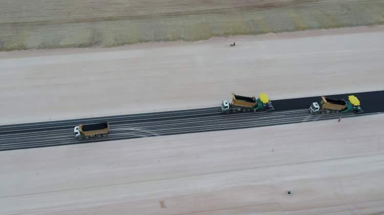 <p>Gümüşhane ve Bayburt'a yeni bir havalimanı kazandırmaya çalıştıklarını belirten Koşar, "Çalışmalar tüm hızıyla devam ediyor. Türkiye'ye bir havalimanı daha kazandıracağımız için heyecanlıyız. İnşallah en kısa zamanda tamamlayacağız. </p>
