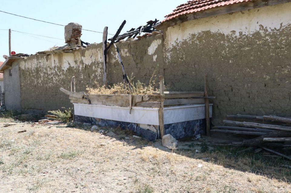 <p>Evinin bahçesinde şehit mezarı bulunan Ekrem Koçak, "Biz şu anda misafiriz, asıl ev sahibi şehitlerimiz, onları korumak zorundayız. Bir yere gittiğimizde evimizi onlara emanet ediyoruz" dedi. Harp Coğrafyası Uzmanı Dr. Selim Erdoğan ise, "Evliyafakı'nın içerisinde bundan daha fazla şehit olduğunu ben tahmin ediyorum" diye konuştu.</p>
<p> </p>
