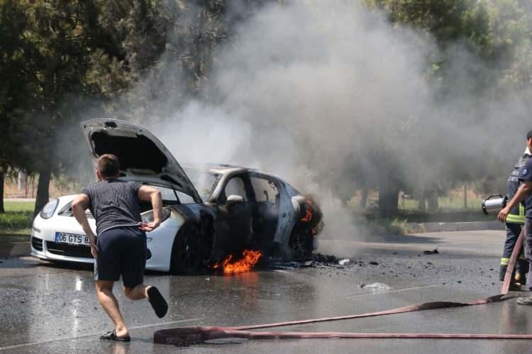 <p>Antalya’da 1 milyon 500 bin değerindeki lüks otomobil alev alev yandı. Yangında otomobil kullanılamaz hale gelirken, araç sahibi büyük üzüntü yaşadı.</p>
