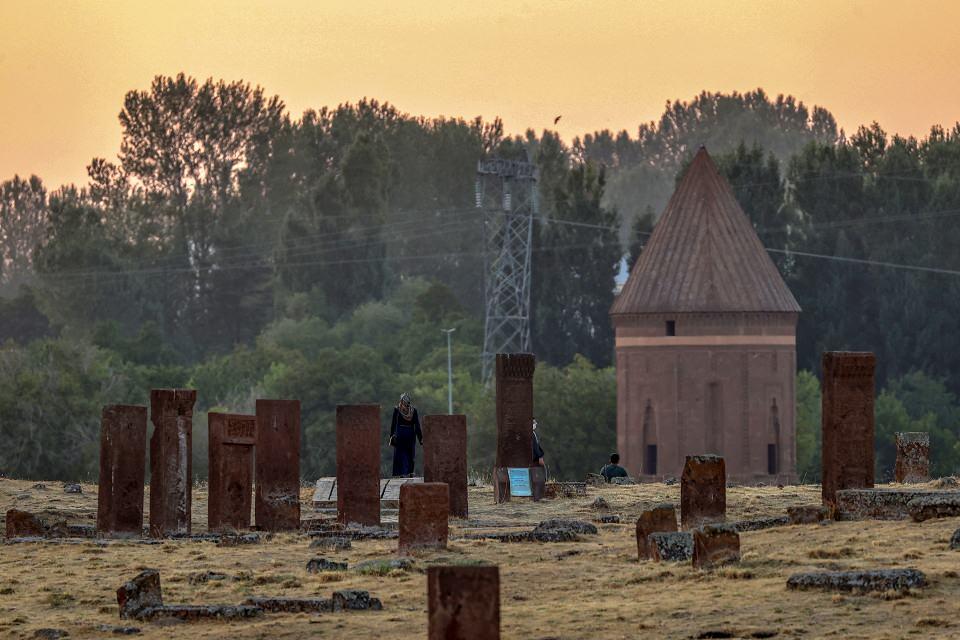 <p>Okçular Vakfı, Ahlat Belediyesi ve Cumhurbaşkanı Erdoğan'ın himayesinde gerçekleştirilen etkinliklerle iki günde ziyaretçi sayısının yaklaşık 30 bine ulaştığı bilgisini paylaşan Yazgı, "Bu ilgi bizi sevindiriyor. </p>