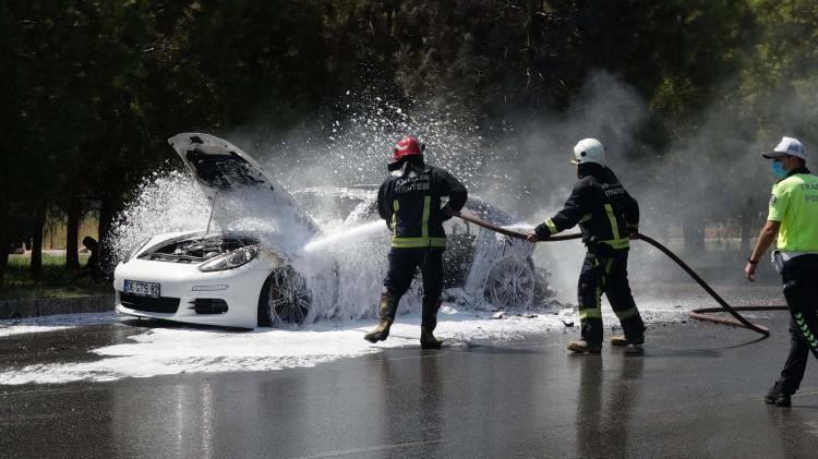 <p>Lüks otomobilin camının kapalı olması nedeniyle Mecek ve Helvacıoğlu dumanları fark edemedi. Diğer sürücülerin uyarmasına rağmen durumu anlayamayan iki arkadaşın önüne bir otomobil geçti ve araçtan dumanların çıktığını söyledi.</p>
