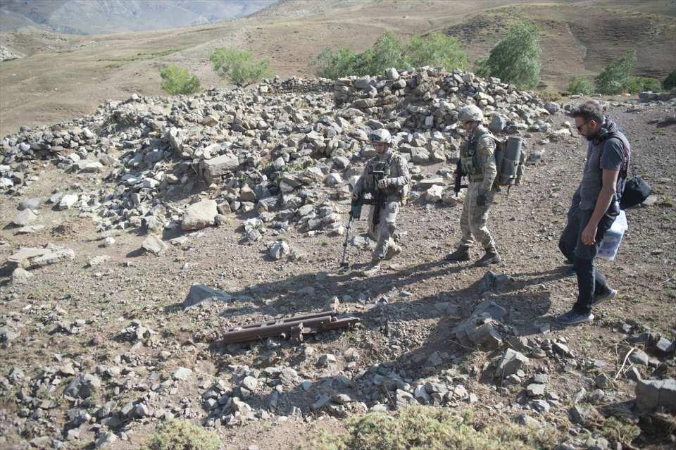 <p>İlçedeki Dağyolu Jandarma Karakol Komutanlığı'na getirilen her biri yaklaşık 150 kilogram olan üç top parçası, buradan da araca bindirilerek müzeye götürüldü.</p>
<p> </p>