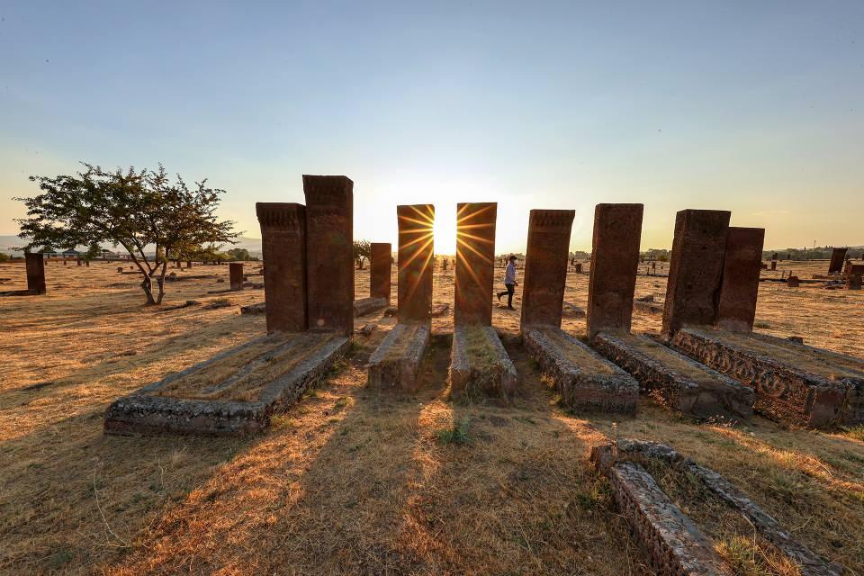 <p><strong>- "Kazı çalışmalarında önemli bulgulara rastlandı"</strong></p>
<p>Mezarlıkta yürütülen kazı çalışmalarında 19 çocuk mezarı alanı tespit edildiğini kaydeden Yazgı, "Bunlar yan yana konulmuş. </p>
