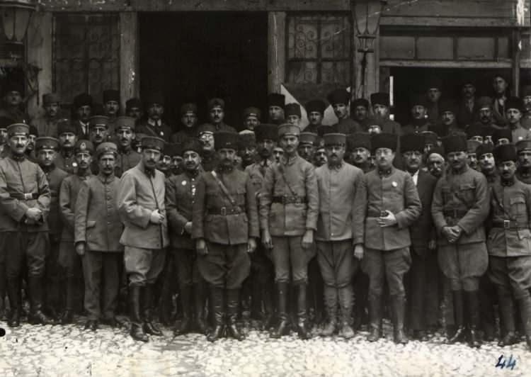 <p>Fotoğrafta İsmet Paşa, Garp Cephesi karargah subaylarıyla birlikte görülüyor. </p>
