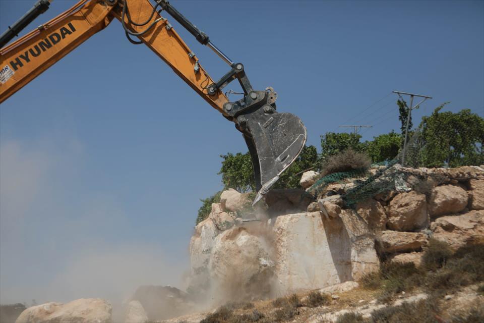 <p>İsrail askerleri, işgal altındaki Batı Şeria’da Filistinlilere ait iki yapıyı ruhsatsız olduğu gerekçesiyle yıktı.</p>

<p> </p>
