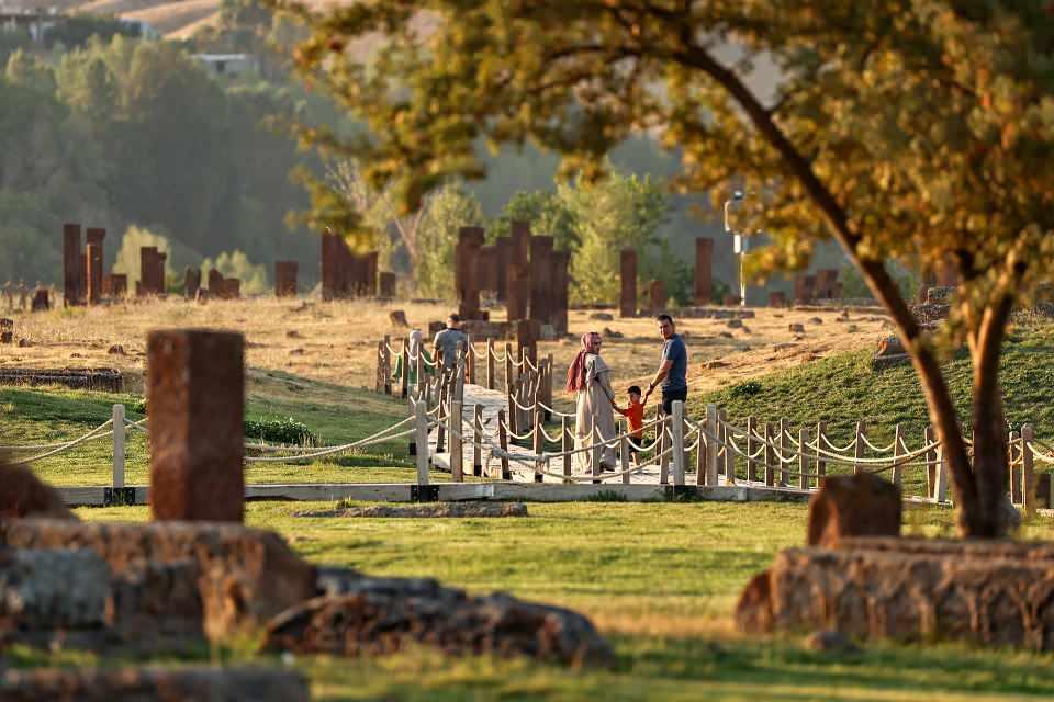 <p>Şanlı zaferin 950. yıl dönümü için yurdun dört bir yanından ve birçok ülkeden Muş'un Malazgirt ve Bitlis'in Ahlat ilçesine gelenler, dönüş yolculuğunda İslam tarihinin en önemli miraslarından Selçuklu Meydan Mezarlığı'nı ziyaret etti.</p>
<p> </p>