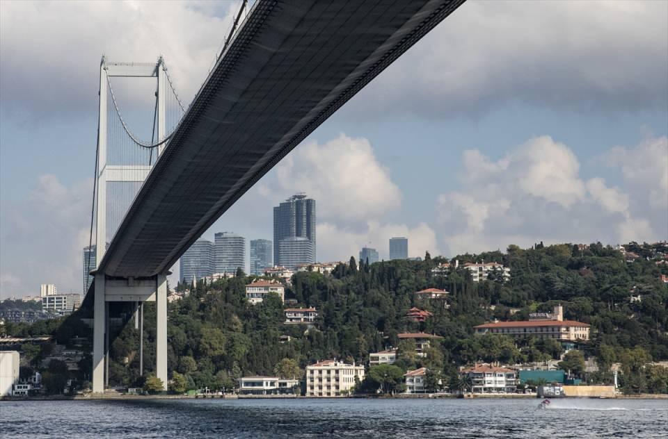 <p>İstanbul Boğazı, dünyanın en yoğun trafiğine sahip kanallardan biri. İstanbul Boğazı sularından bugüne kadar her türlü deniz aracı geçmişti, ancak bir motosiklet geçmemişti. </p>
