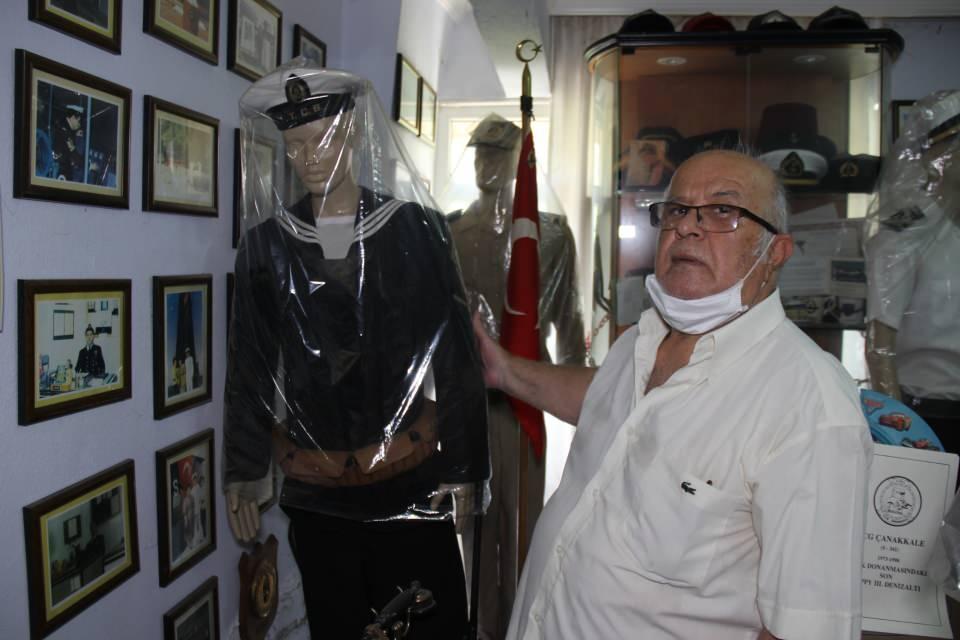 <p>Kocaeli’nin Gölcük ilçesinde yaşayan emekli deniz astsubay Ahmet Toplucak (78), 2008 yılında ’Astsubay Anılar ve Kültür Galerisi’ açtı. Kendi imkanlarıyla hazırladığı müzede yaklaşık 8 bin obje sergileyen Toplucak, 1999 depreminde kaybettiği astsubay oğlu Levent Toplucak’ın anılarını da bu müzede yaşatıyor. 8 bölümden oluşan müzede üniformadan, sancağa, pusuladan, rozetlere kadar binlerce obje sergileniyor.</p>
<p> </p>