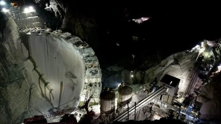 <p>Artvin’de Çoruh Nehri üzerine yapılan Yusufeli Barajı'nın gövde inşaatı tamamlandı. Temsili son beton, gelecek hafta Cumhurbaşkanı Erdoğan'ın katılımıyla dökülecek. 275 metre ile Türkiye'nin en yüksek barajı olan Yusufeli Barajı sayesinde 2,5 milyon kişinin elektrik ihtiyacı karşılanacak.</p>

<p> </p>
