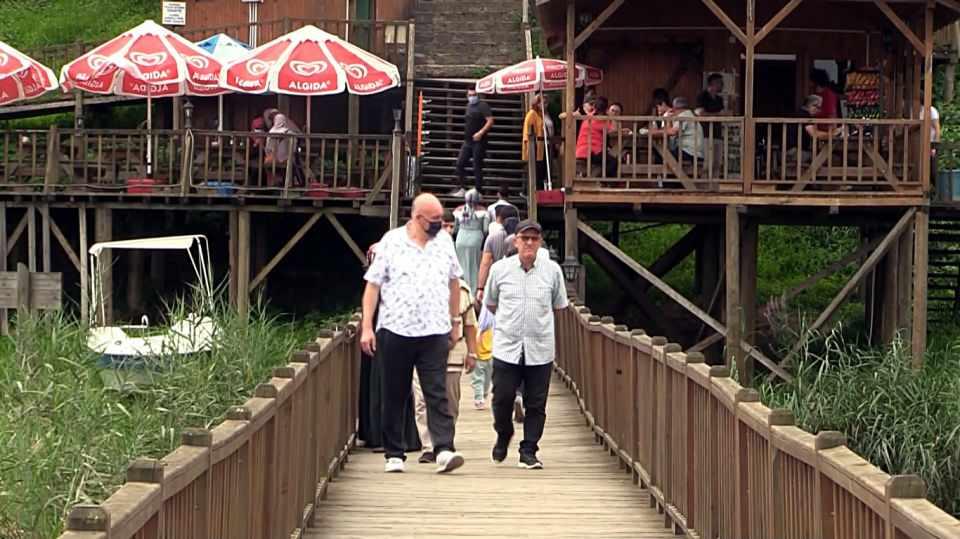 <p>Efteni Gölü'nü duyan ve sosyal medyadan gören yerli ve yabancı turistler, yaz döneminde bölgeye akın ediyor. </p>