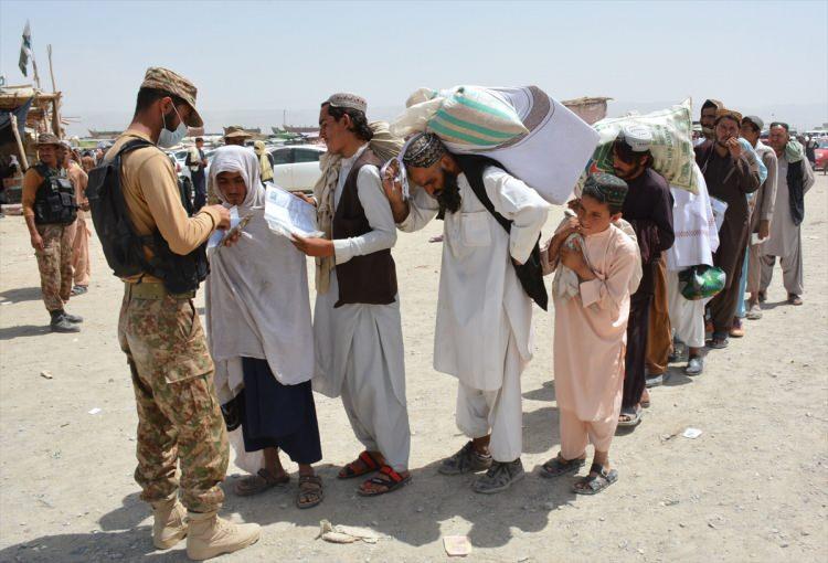 <p>Pakistanlı yetkililer, AA muhabirine yaptığı açıklamada, iki ülke arasındaki önemli sınır kapılarından Torkham'da sağlık tedavisi için Pakistan'a gelmek isteyen Afganların geçişine izin verdiklerini belirtti.</p>
