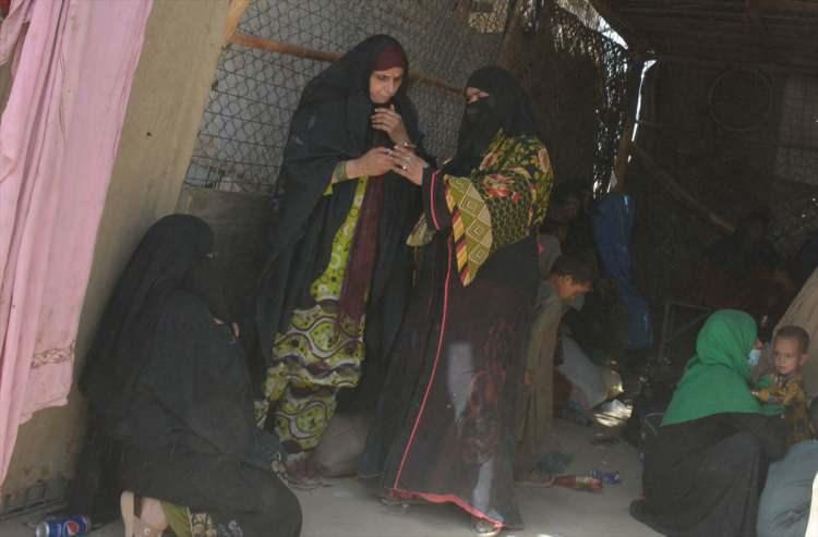 <p>te yandan yetkililer, günde yaklaşık 1500'ün üzerinde Afganistan vatandaşının Pakistan'dan Afganistan'a geri döndüğünü, yaklaşık 200-250 Afgan vatandaşının ise Pakistan'a sağlık tedavisi görmek amacıyla giriş yaptığını aktardı.</p>
