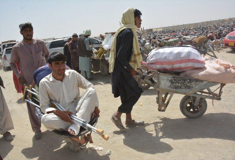 <p>Afganistan'ın Celalabad şehrinden Abdul Hak, eşinin hastalandığını ve onu Pakistan'ın Peşaver şehrindeki hastaneye götürmek için bu ülkeye geldiğini söyledi.</p>
