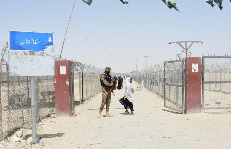 <p>Hak, Afganistan'da sağlık tesisi ve iyi doktor bulunmadığını ifade etti. 3 milyonun üzerinde Afgan mülteciye ev sahipliği yapan Pakistan, yeni bir mülteci akınına sınır kapılarını kapatmış ve daha fazla mülteci almayacağını duyurmuştu.</p>