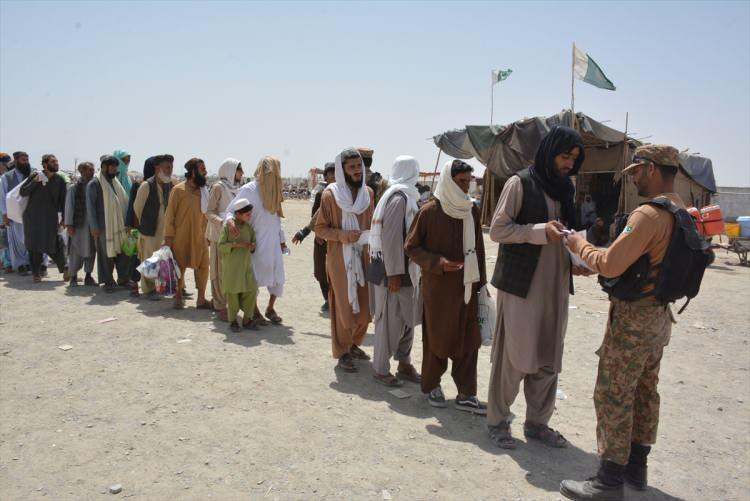 <p>Sınır kapılarındaki Afganistan bayraklarının yerini Taliban bayrakları alırken, Afganistan sınır güvenliğini de Taliban mensuplarının sağladığı görüldü.</p>