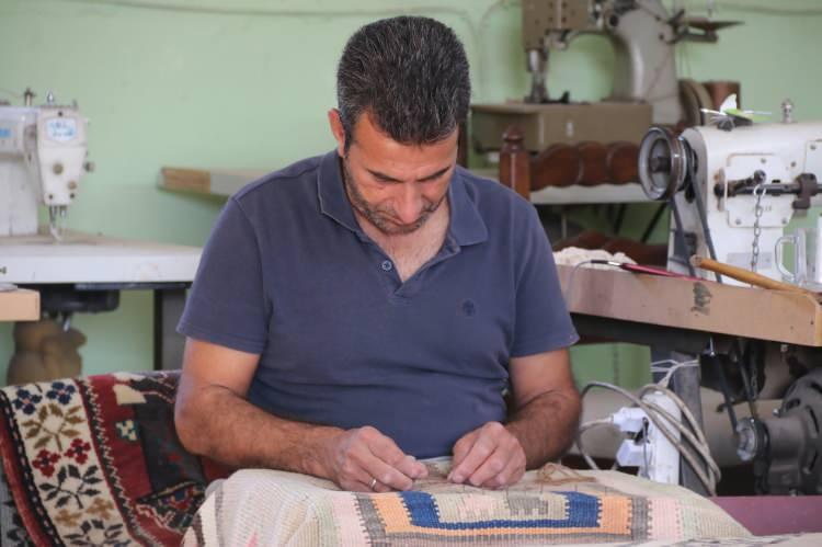 <p>“Şuanda yüzde 60 toplandı”<br />
İşlemleri tamamlanan halılar yurt dışında 100 dolardan başlayarak 100 bin dolara kadar alıcı buluyor. İlçede halı ticaretiyle uğraşan Can Börekçi, “Babam yıllardır Türkiye’nin bütün köylerine gitmiş, yörelerin her türlü halılarını görmüş bir insandır. </p>